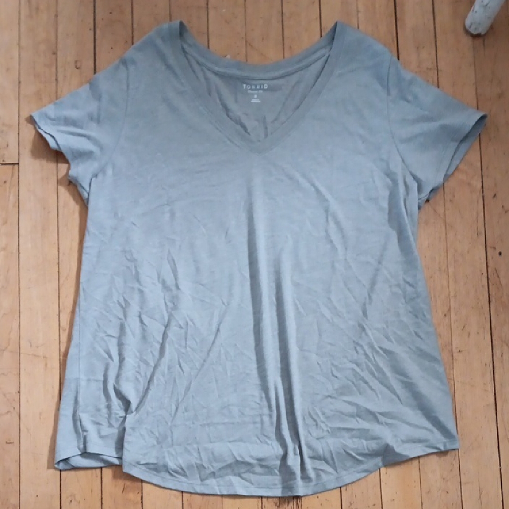 Torrid Relaxed Light Gray Short Sleeve Tee